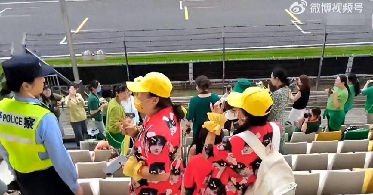 on, 大家正往外 on, 大家正往外